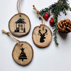 Kerstdecoratie houten hangers met goud versierd