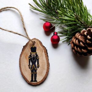 Nieuwe hanger Notenkraker met goud